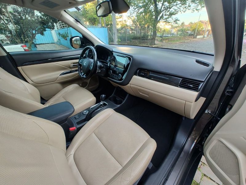 Mitsubishi OUTLANDER 3.0/ GT V6 2015/2016 RENNER AUTOMÓVEIS LAJEADO / Carros no Vale