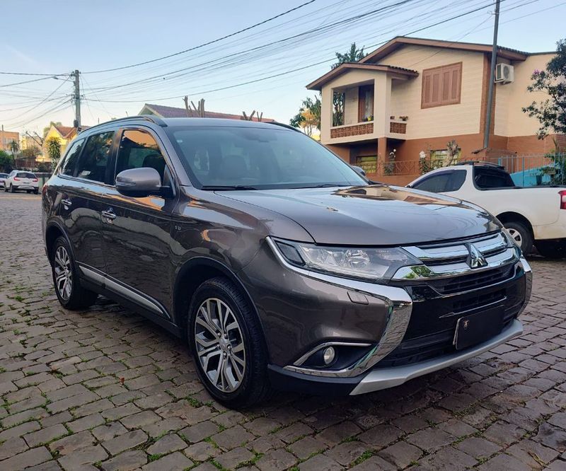 Mitsubishi OUTLANDER 3.0/ GT V6 2015/2016 RENNER AUTOMÓVEIS LAJEADO / Carros no Vale