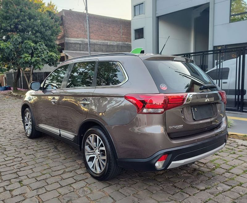 Mitsubishi OUTLANDER 3.0/ GT V6 2015/2016 RENNER AUTOMÓVEIS LAJEADO / Carros no Vale