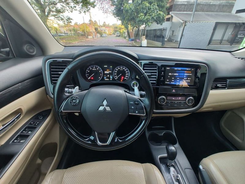 Mitsubishi OUTLANDER 3.0/ GT V6 2015/2016 RENNER AUTOMÓVEIS LAJEADO / Carros no Vale