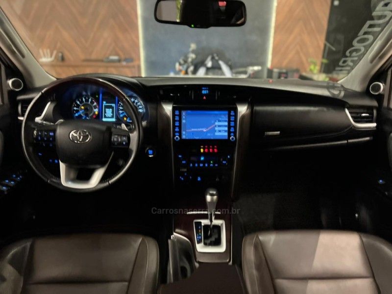 TOYOTA HILUX SW4 2.8 SRX 4X4 7 LUGARES 16V TURBO INTERCOOLER 2020/2020 AUTOGRIF MOTORS CAMPO BOM / Carros no Vale