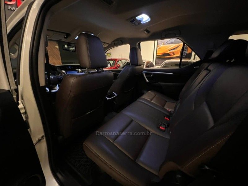 TOYOTA HILUX SW4 2.8 SRX 4X4 7 LUGARES 16V TURBO INTERCOOLER 2020/2020 AUTOGRIF MOTORS CAMPO BOM / Carros no Vale