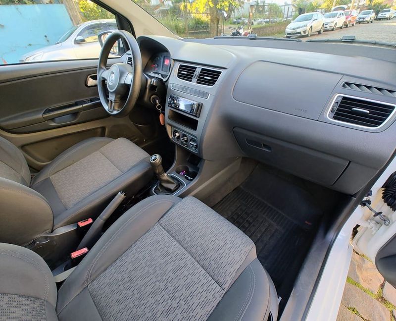VOLKSWAGEN Fox 1.0 Mi Total 8V 2013/2014 RENNER AUTOMÓVEIS LAJEADO / Carros no Vale