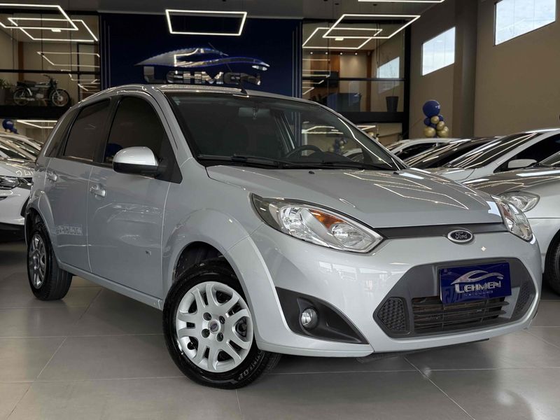 FORD FIESTA 1.0 ROCAM HATCH 8V 2013/2014 LEHMEN VEÍCULOS VENÂNCIO AIRES / Carros no Vale