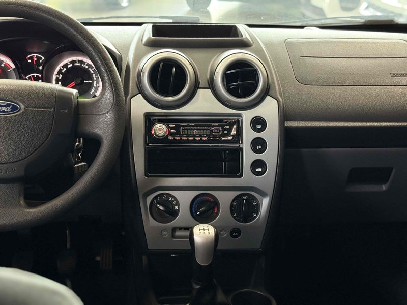 FORD FIESTA 1.0 ROCAM HATCH 8V 2013/2014 LEHMEN VEÍCULOS VENÂNCIO AIRES / Carros no Vale