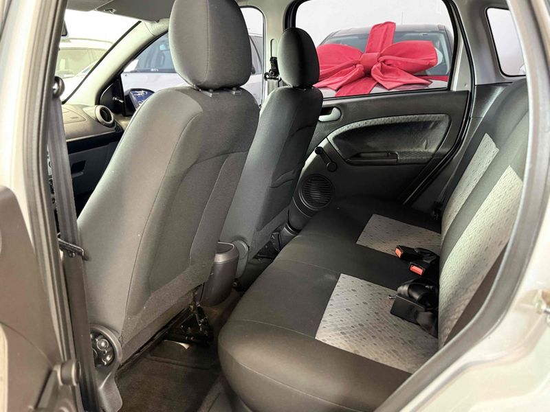 FORD FIESTA 1.0 ROCAM HATCH 8V 2013/2014 LEHMEN VEÍCULOS VENÂNCIO AIRES / Carros no Vale