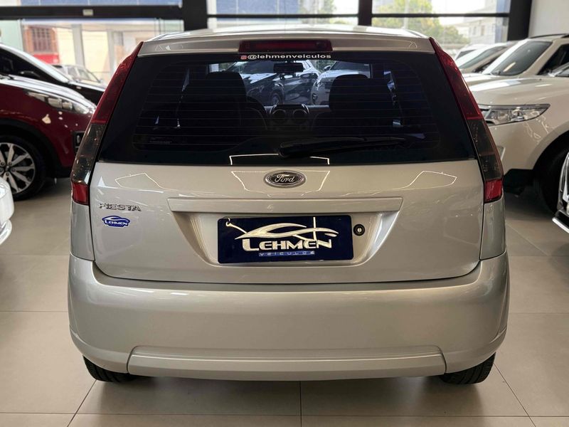 FORD FIESTA 1.0 ROCAM HATCH 8V 2013/2014 LEHMEN VEÍCULOS VENÂNCIO AIRES / Carros no Vale
