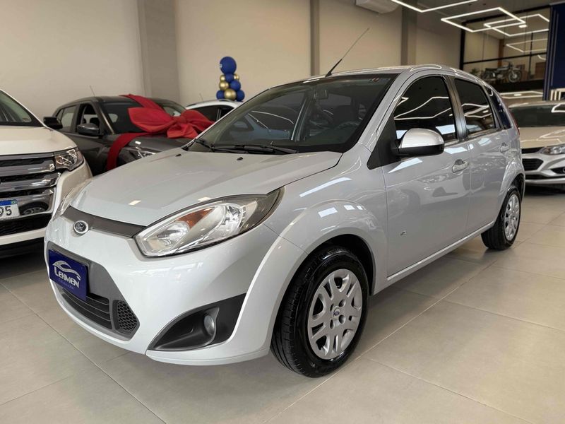FORD FIESTA 1.0 ROCAM HATCH 8V 2013/2014 LEHMEN VEÍCULOS VENÂNCIO AIRES / Carros no Vale