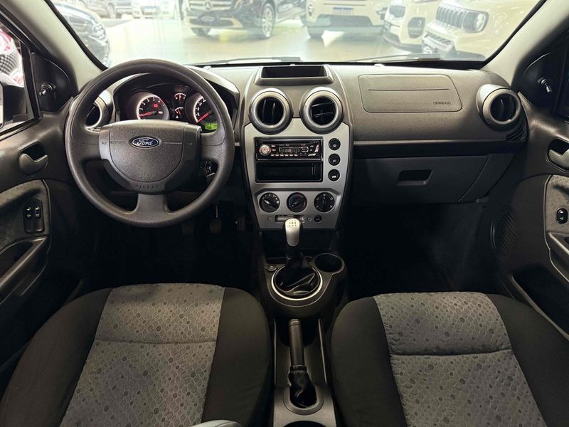 FORD FIESTA 1.0 ROCAM HATCH 8V 2013/2014 LEHMEN VEÍCULOS VENÂNCIO AIRES / Carros no Vale