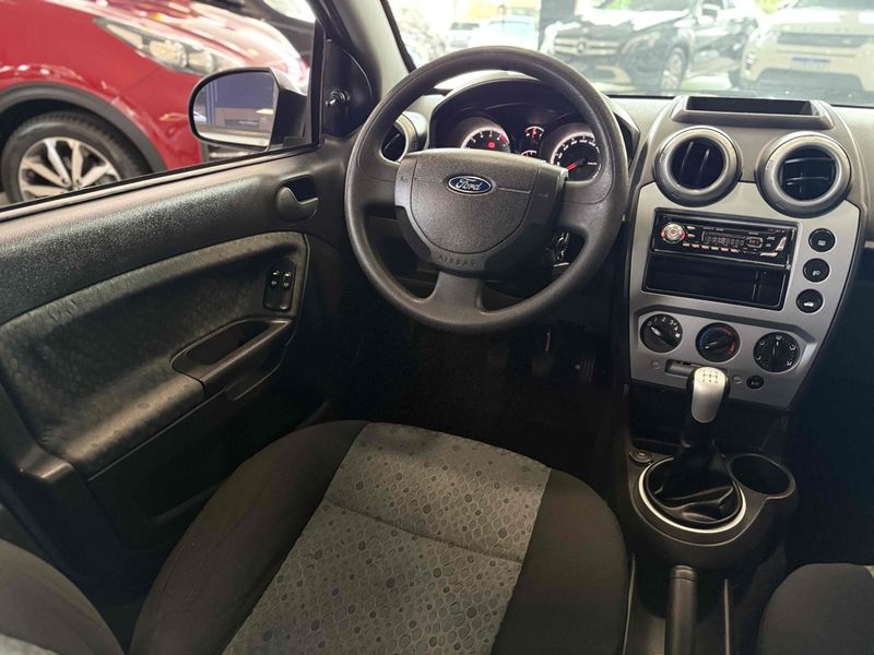 FORD FIESTA 1.0 ROCAM HATCH 8V 2013/2014 LEHMEN VEÍCULOS VENÂNCIO AIRES / Carros no Vale