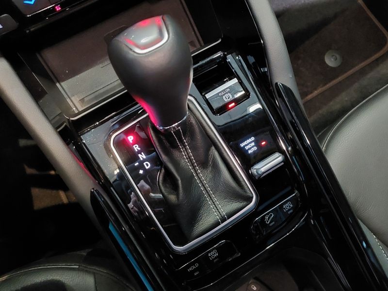 JEEP COMMANDER 2.0 HURRICANE 4 TURBO GASOLINA BLACKHAWK AT9 2024/2025 BETIOLO NOVOS E SEMINOVOS LAJEADO / Carros no Vale