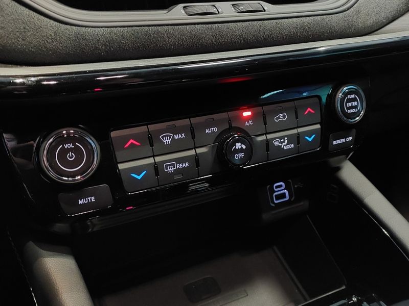 JEEP COMMANDER 2.0 HURRICANE 4 TURBO GASOLINA BLACKHAWK AT9 2024/2025 BETIOLO NOVOS E SEMINOVOS LAJEADO / Carros no Vale
