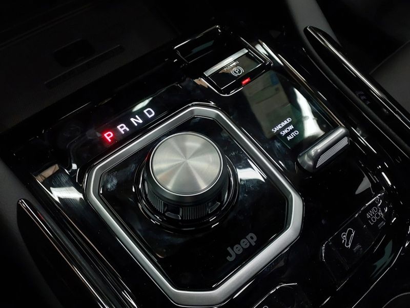 JEEP COMMANDER 2.0 HURRICANE 4 TURBO GASOLINA BLACKHAWK AT9 2025/2026 BETIOLO NOVOS E SEMINOVOS LAJEADO / Carros no Vale