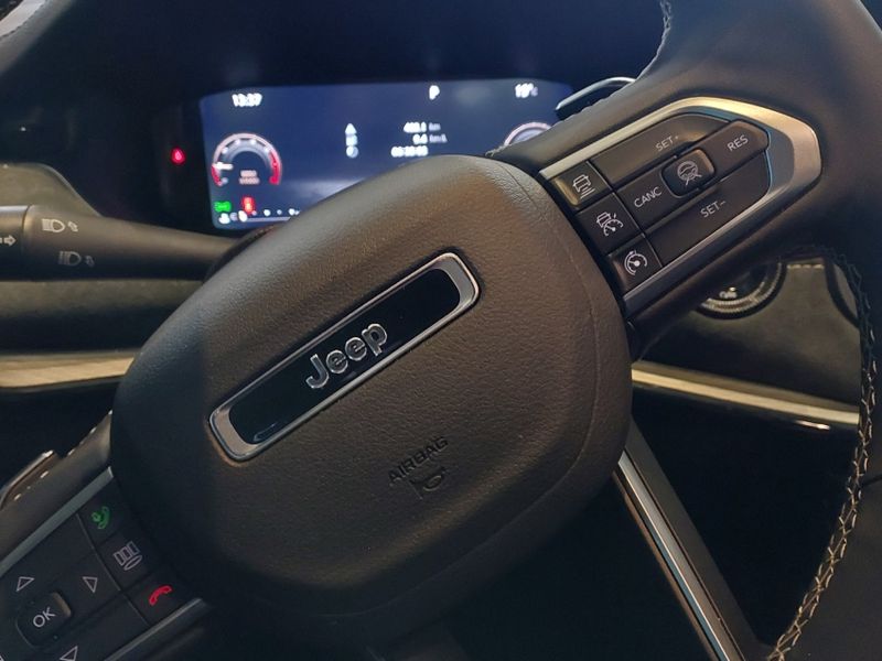 JEEP COMMANDER 2.0 HURRICANE 4 TURBO GASOLINA BLACKHAWK AT9 2024/2025 BETIOLO NOVOS E SEMINOVOS LAJEADO / Carros no Vale
