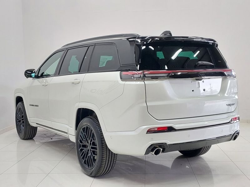 JEEP COMMANDER 2.0 HURRICANE 4 TURBO GASOLINA BLACKHAWK AT9 2025/2026 BETIOLO NOVOS E SEMINOVOS LAJEADO / Carros no Vale