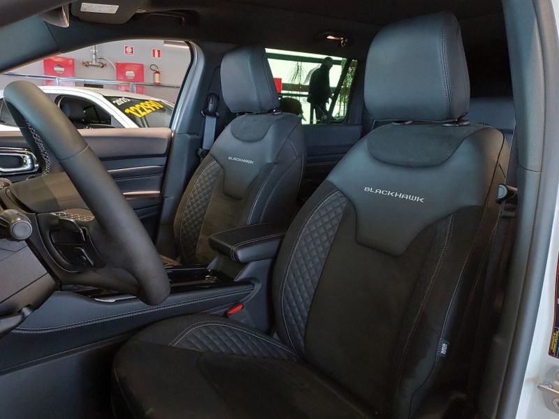 JEEP COMMANDER 2.0 HURRICANE 4 TURBO GASOLINA BLACKHAWK AT9 2024/2025 BETIOLO NOVOS E SEMINOVOS LAJEADO / Carros no Vale