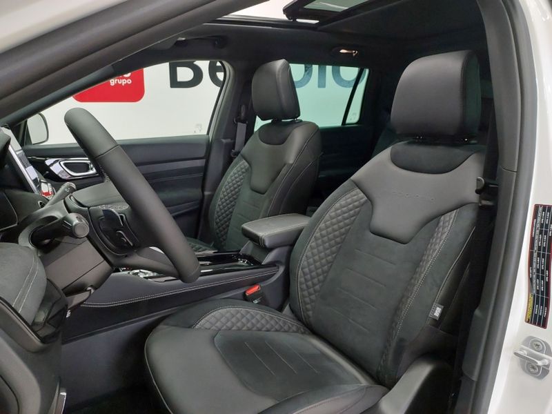 JEEP COMMANDER 2.0 HURRICANE 4 TURBO GASOLINA BLACKHAWK AT9 2025/2026 BETIOLO NOVOS E SEMINOVOS LAJEADO / Carros no Vale