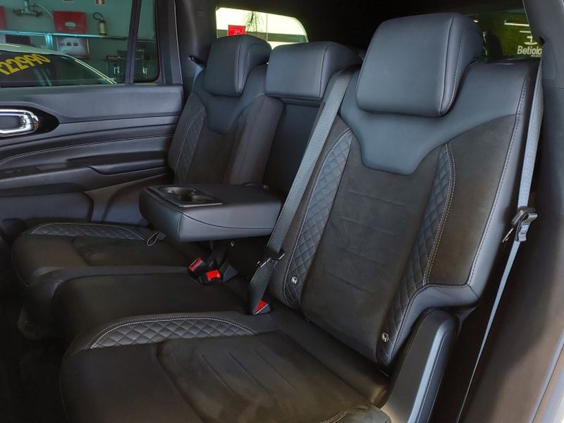 JEEP COMMANDER 2.0 HURRICANE 4 TURBO GASOLINA BLACKHAWK AT9 2024/2025 BETIOLO NOVOS E SEMINOVOS LAJEADO / Carros no Vale