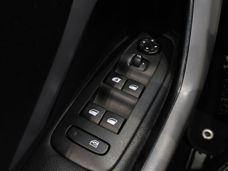 Peugeot 208 1.6 GRIFFE 16V FLEX 4P AUTOMÁTICO 2016/2017 BETIOLO NOVOS E SEMINOVOS LAJEADO / Carros no Vale