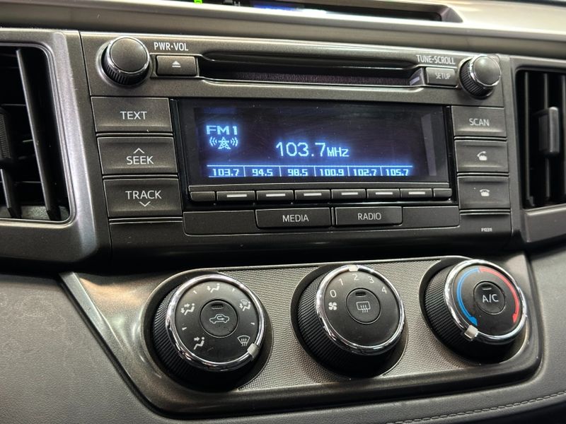 Toyota RAV4 2.0 4X2 16V GASOLINA 4P AUTOMÁTICO 2015/2015 BETIOLO NOVOS E SEMINOVOS LAJEADO / Carros no Vale