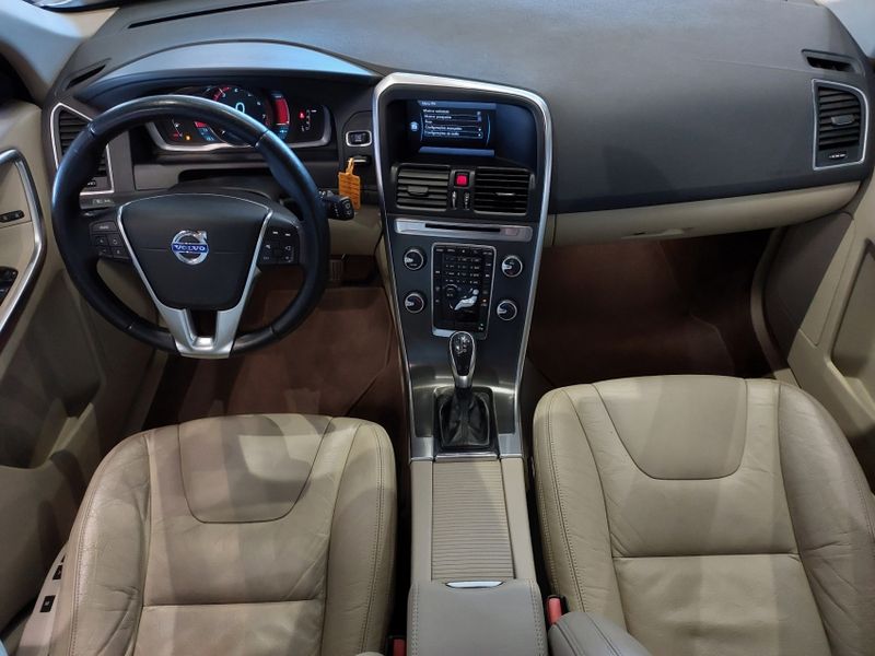 Volvo XC60 2.0 T5 DYNAMIC FWD TURBO GASOLINA 4P AUTOMÁTICO 2013/2014 BETIOLO NOVOS E SEMINOVOS LAJEADO / Carros no Vale