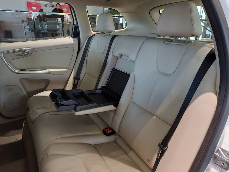 Volvo XC60 2.0 T5 R DESIGN TURBO GASOLINA 4P AUTOMÁTICO 2013/2014 BETIOLO NOVOS E SEMINOVOS LAJEADO / Carros no Vale