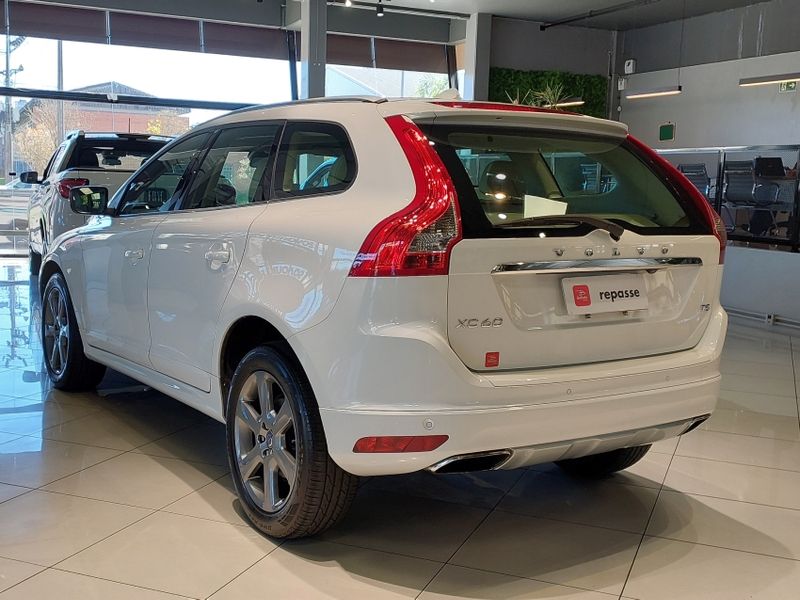 Volvo XC60 2.0 T5 R DESIGN TURBO GASOLINA 4P AUTOMÁTICO 2013/2014 BETIOLO NOVOS E SEMINOVOS LAJEADO / Carros no Vale