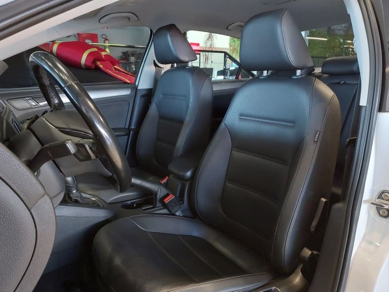 Volkswagen JETTA 1.4 250 TSI TOTAL FLEX COMFORTLINE TIPTRONIC 2017/2018 BETIOLO NOVOS E SEMINOVOS LAJEADO / Carros no Vale