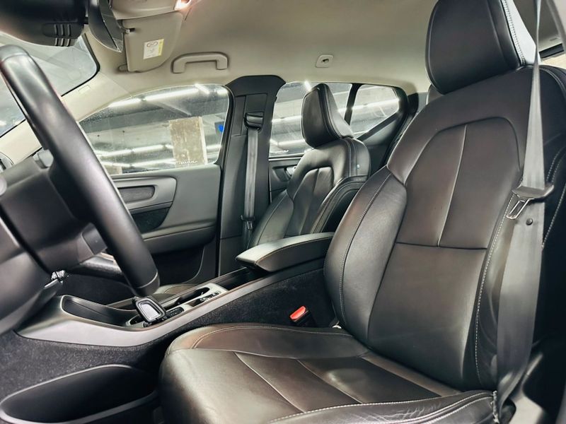 Volvo XC40 2.0 T4 GASOLINA GEARTRONIC 2020/2020 CASTELLAN E TOMAZONI MOTORS CAXIAS DO SUL / Carros no Vale Volvo XC40 2.0 T4 GASOLINA GEARTRONIC 2020/2020 CASTELLAN E TOMAZONI MOTORS CAXIAS DO SUL / Carros no Vale