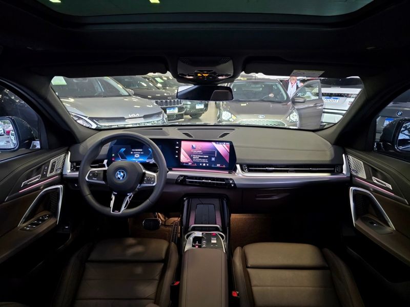 BMW IX2 64,8 KW ELÉTRICO XDRIVE30 M SPORT 2024/2025 CARRO DEZ NOVO HAMBURGO / Carros no Vale