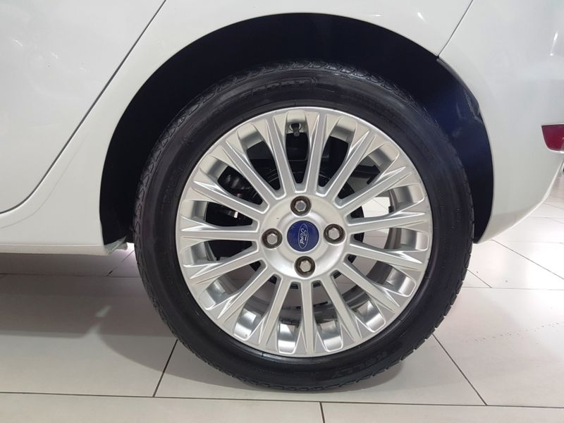 Ford FIESTA 1.6 TITANIUM HATCH 16V FLEX 4P POWERSHIFT 2014/2014 ADVANT AUTOMÓVEIS CAXIAS DO SUL / Carros no Vale