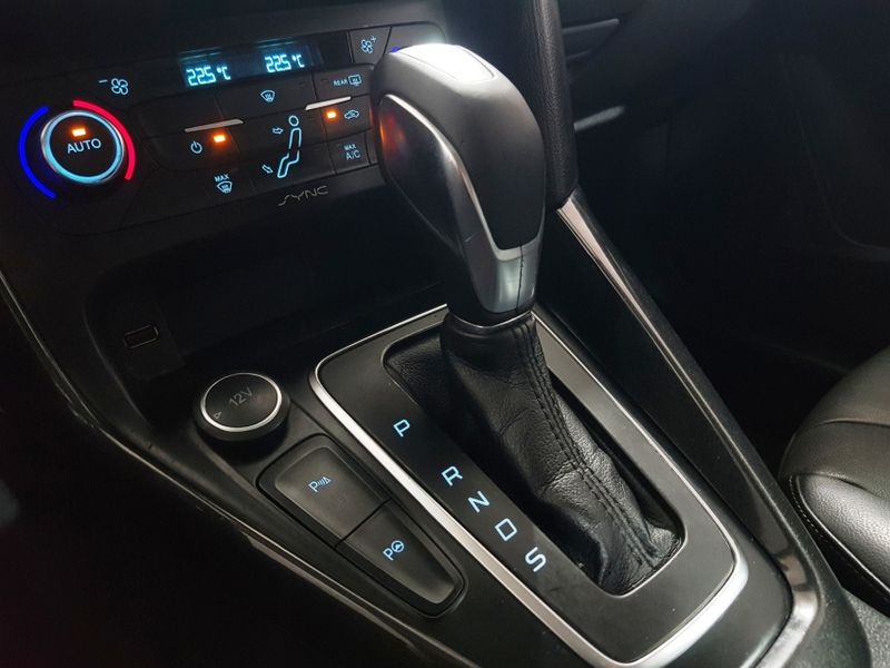 Ford FOCUS 2.0 TITANIUM PLUS 16V FLEX 4P POWERSHIFT 2017/2018 ADVANT AUTOMÓVEIS CAXIAS DO SUL / Carros no Vale