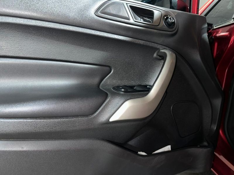 Ford FIESTA 1.6 SE HATCH 16V FLEX 4P MANUAL 2012/2012 CARRO AUTOMARCAS CAXIAS DO SUL / Carros no Vale