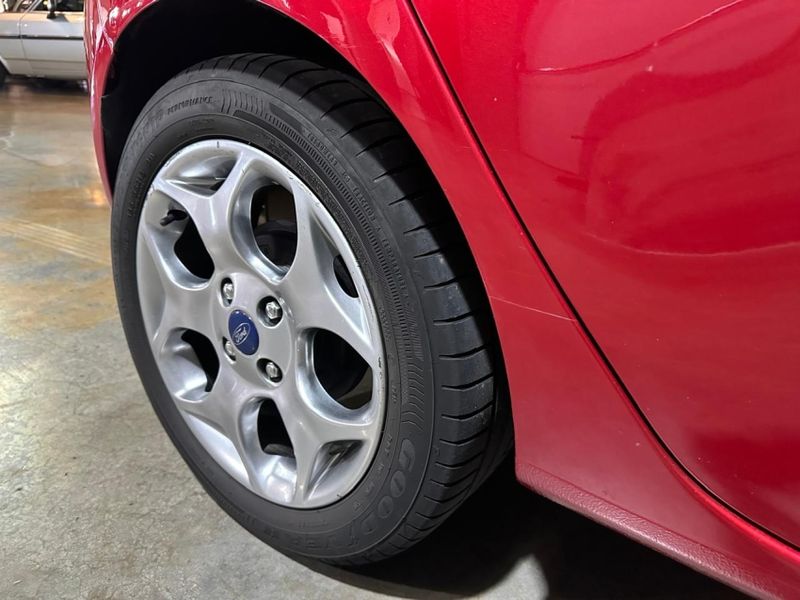 Ford FIESTA 1.6 SE HATCH 16V FLEX 4P MANUAL 2012/2012 CARRO AUTOMARCAS CAXIAS DO SUL / Carros no Vale