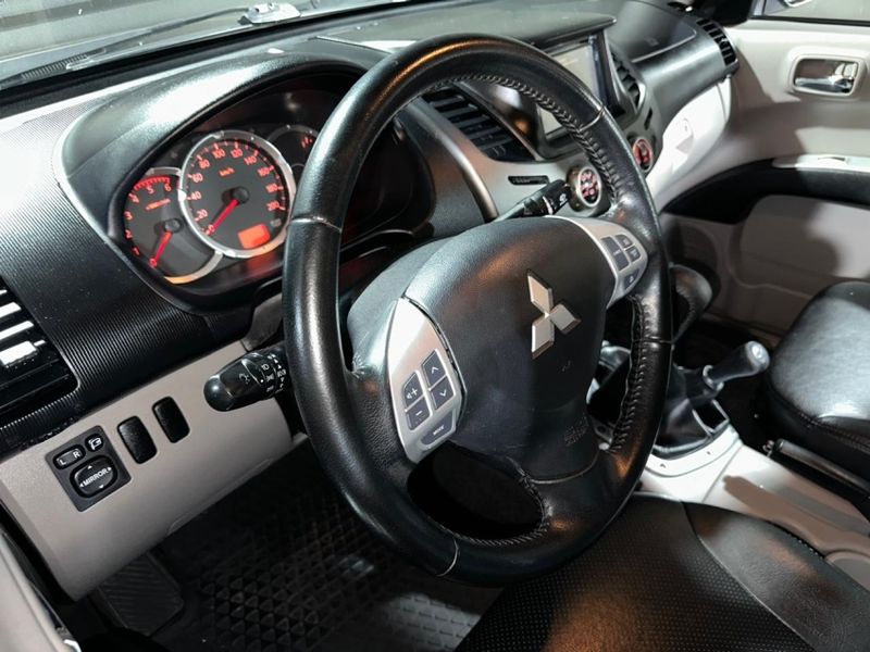 Mitsubishi L200 TRITON 3.2 HPE 4X4 CD 16V TURBO INTERCOOLER DIESEL 4P MANUAL 2009/2010 CARRO AUTOMARCAS CAXIAS DO SUL / Carros no Vale
