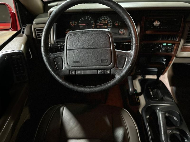 JEEP GRAND CHEROKEE 5.2 LIMITED 4X4 V8 16V GASOLINA 4P AUTOMÁTICO 1993/1993 CARRO AUTOMARCAS CAXIAS DO SUL / Carros no Vale