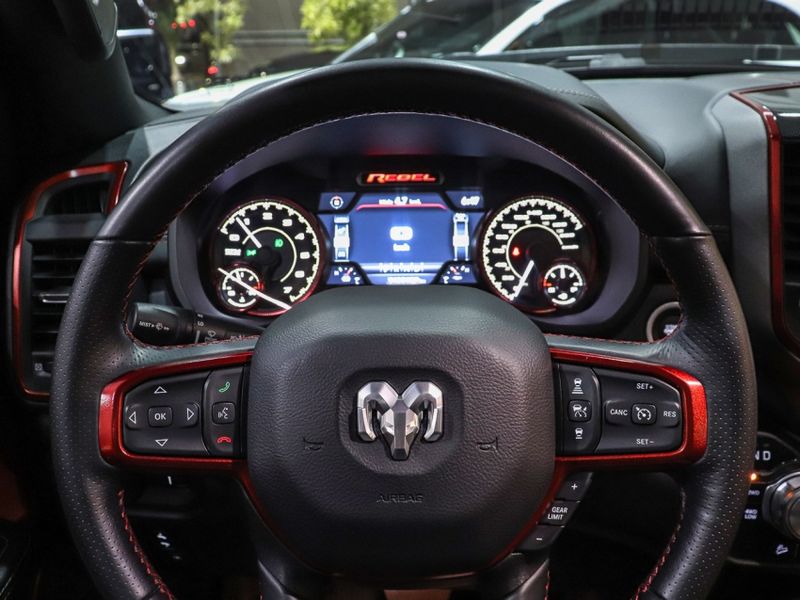 Ram 1500 5.7 V8 GASOLINA REBEL CD 4X4 AUTOMÁTICO 2022/2022 VIA BELLA VEÍCULOS ESPECIAIS CAXIAS DO SUL / Carros no Vale