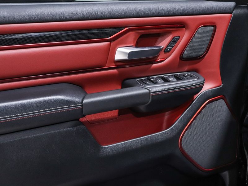 Ram 1500 5.7 V8 GASOLINA REBEL CD 4X4 AUTOMÁTICO 2022/2022 VIA BELLA VEÍCULOS ESPECIAIS CAXIAS DO SUL / Carros no Vale