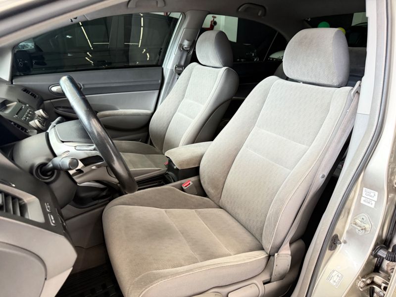Honda Civic Lxl 2010/2011 COVEL VEICULOS ENCANTADO / Carros no Vale