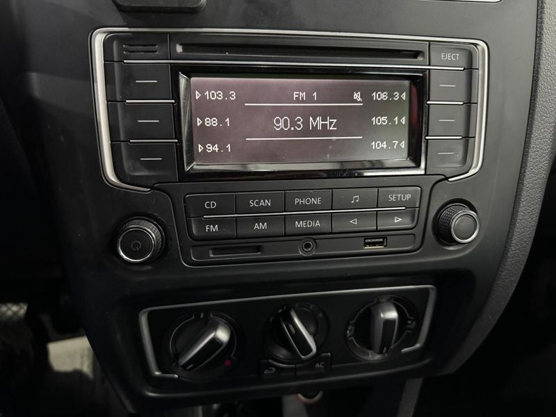 Volkswagen Fox Rock In Rio 1.6mi 8v 2013/2014 SIM AUTOMÓVEIS ROLANTE / Carros no Vale