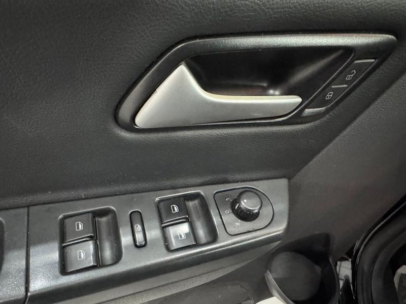 Volkswagen Fox Rock In Rio 1.6mi 8v 2013/2014 SIM AUTOMÓVEIS ROLANTE / Carros no Vale