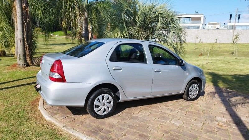 Toyota ETIOS SEDAN X 1.5 2018 GRASSI VEÍCULOS LAJEADO / Carros no Vale