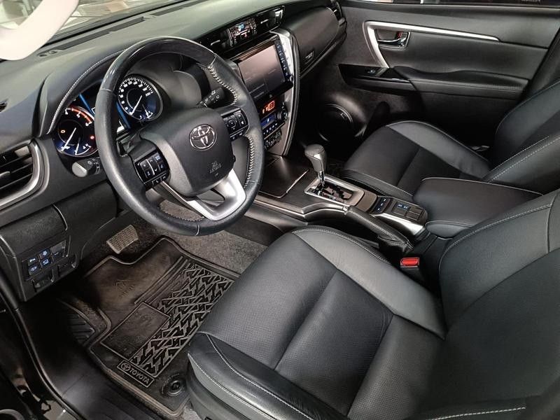 Toyota HILUX SW4 SRX 2.8 2023 HÉLIO AUTOMÓVEIS LAJEADO / Carros no Vale