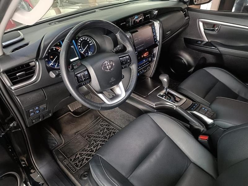 Toyota HILUX SW4 SRX 2.8 2023 HÉLIO AUTOMÓVEIS LAJEADO / Carros no Vale