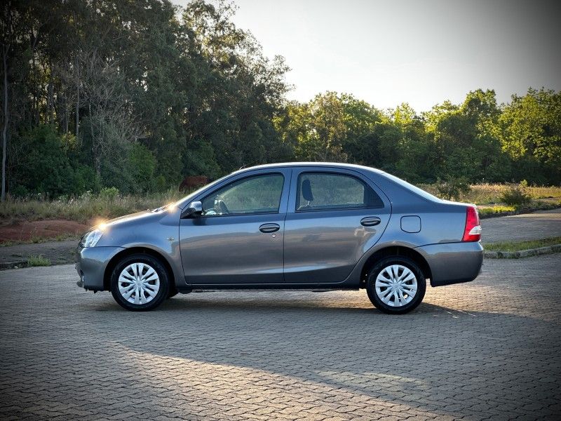 Toyota ETIOS SEDAN X 1.5 2015 NEUMANN VEÍCULOS ARROIO DO MEIO / Carros no Vale