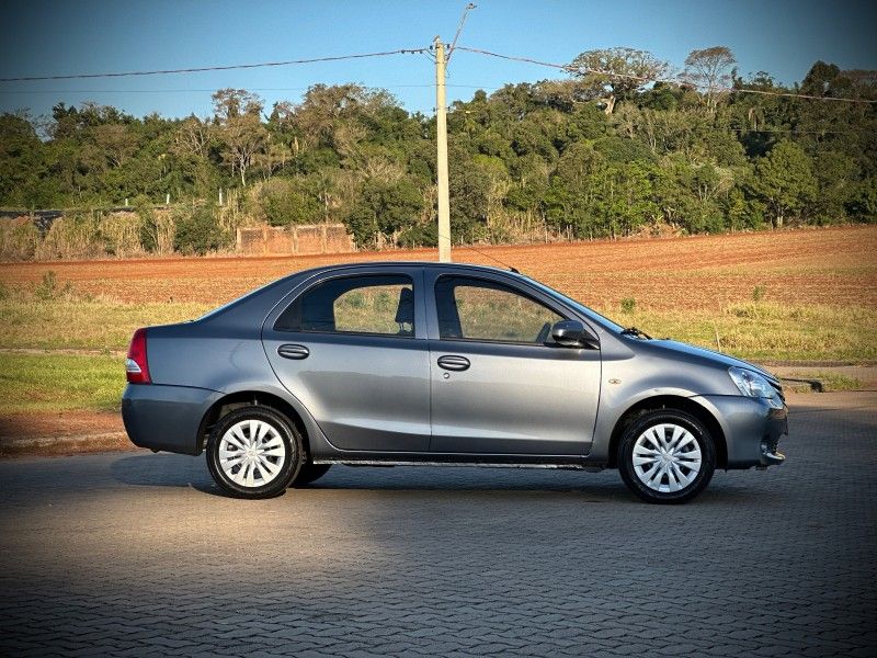 Toyota ETIOS SEDAN X 1.5 2015 NEUMANN VEÍCULOS ARROIO DO MEIO / Carros no Vale