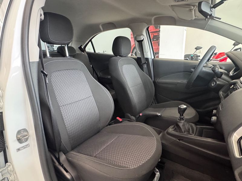 Chevrolet Onix 1.0 Lt 2017/2018 COVEL VEICULOS ENCANTADO / Carros no Vale