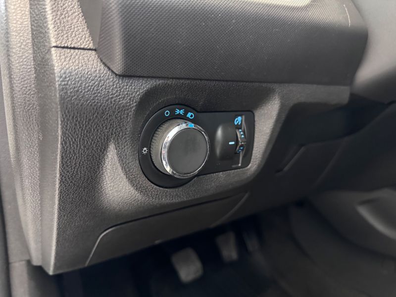 Chevrolet Onix 1.0 Lt 2017/2018 COVEL VEICULOS ENCANTADO / Carros no Vale