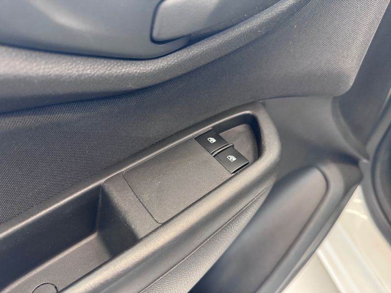 Chevrolet Onix 1.0 Lt 2017/2018 COVEL VEICULOS ENCANTADO / Carros no Vale