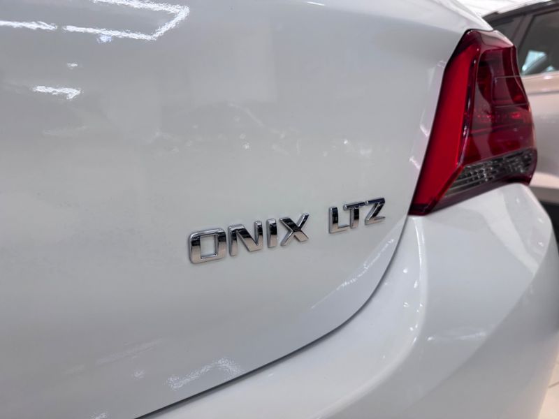 Chevrolet Onix Hatch Ltz 1.4 8v Flexpower Mec 2016/2017 COVEL VEICULOS ENCANTADO / Carros no Vale